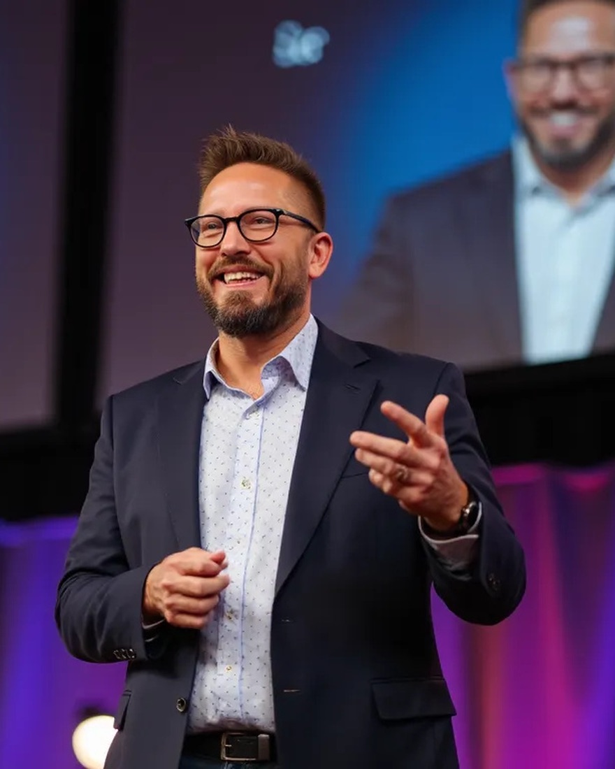 Anders Bratland på scen under en keynote, i samtal med publiken.